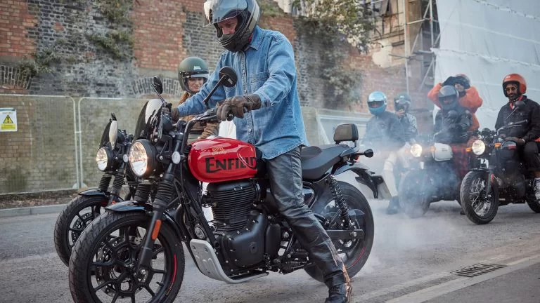 Royal Enfield motoren op straat.
