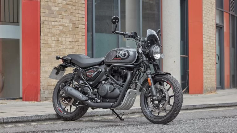 Hunter 350 motor geparkeerd op straat.