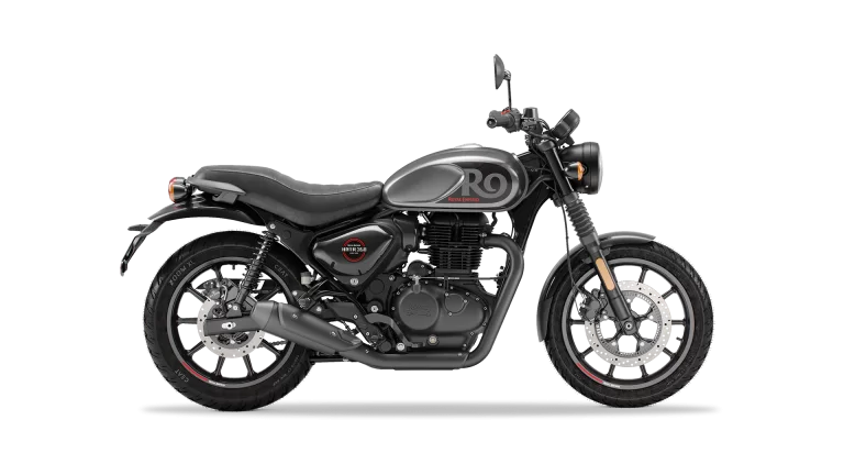 Royal Enfield 350 motor in een witte studio.