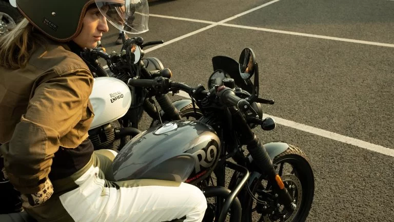 Royal Enfield motor met bestuurder en passagier.