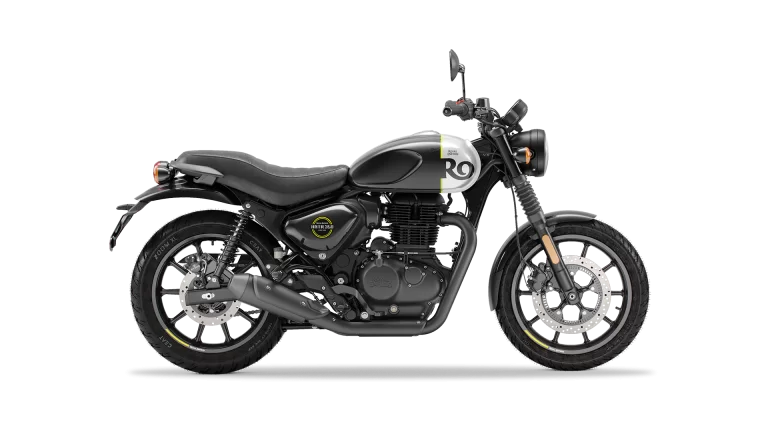 Royal Enfield 350 motor in een witte studio.