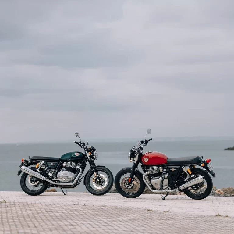 Twee Royal Enfield motoren stilstaand tegenover elkaar.