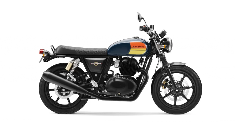 Royal Enfield 650 motor in een witte studio.