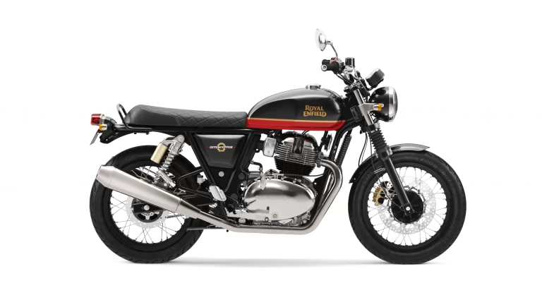 Royal Enfield 650 motor in een witte studio.