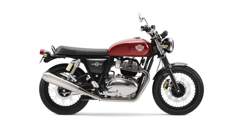 Royal Enfield 650 motor in een witte studio.