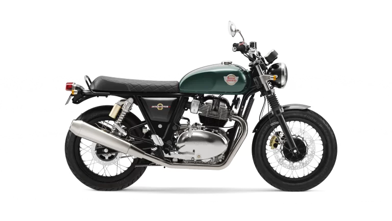 Royal Enfield 650 motor in een witte studio.