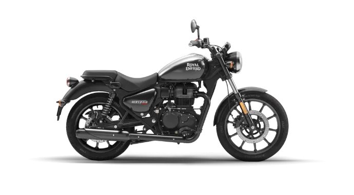 Royal Enfield motor in een witte studio.