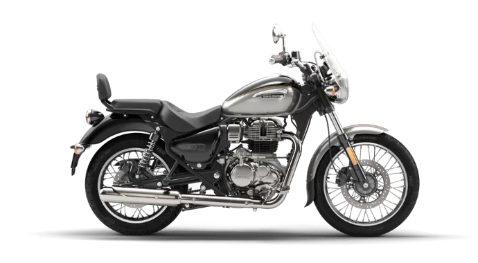 Royal Enfield motor in een witte studio.