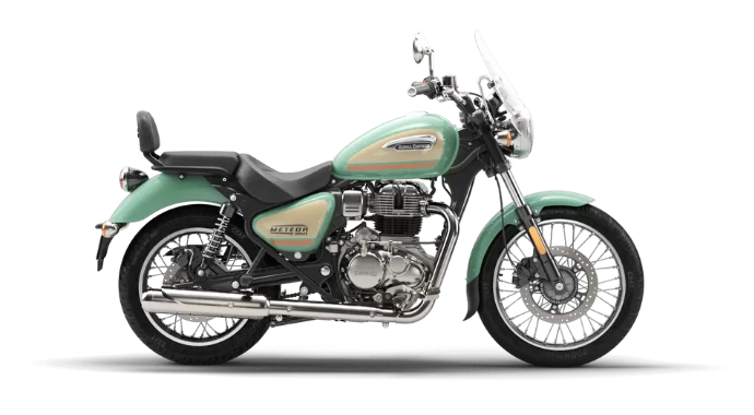 Royal Enfield motor in een witte studio.