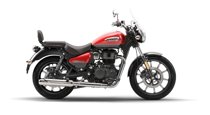 Royal Enfield motor in een witte studio.