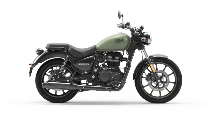 Royal Enfield motor in een witte studio.