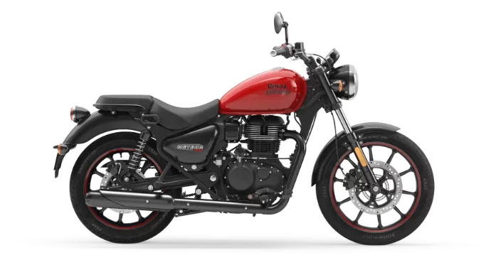 Royal Enfield motor in een witte studio.