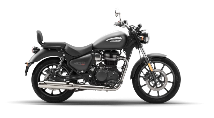 Royal Enfield motor in een witte studio.