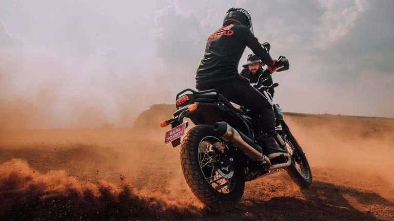 Royal Enfield 411 motor rijdend over het zand.