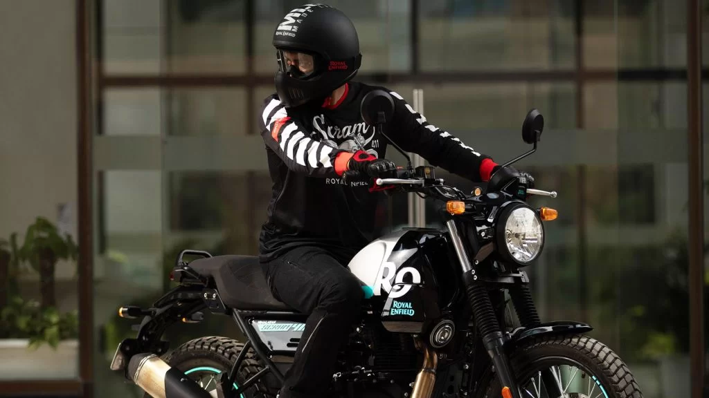 Royal Enfield 411 motor met rijder.