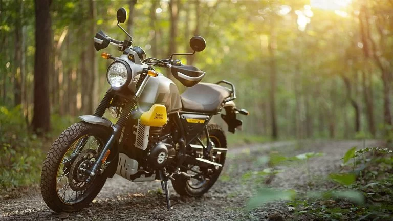 Scram 411 motor stilstaand in het bos.