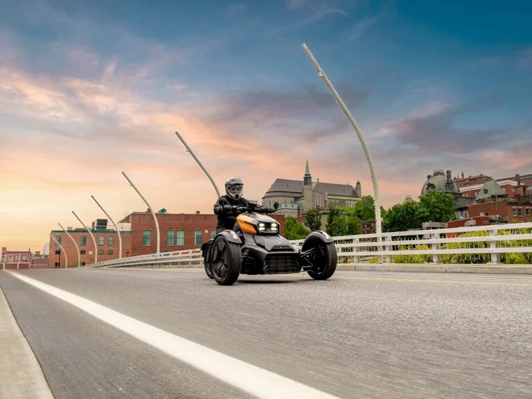Can-Am Ryker 2027 in een officieel sfeerbeeld op een brug