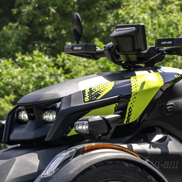Detail van de ledkoplampen en carrosserie van een Can-Am Ryker 2027