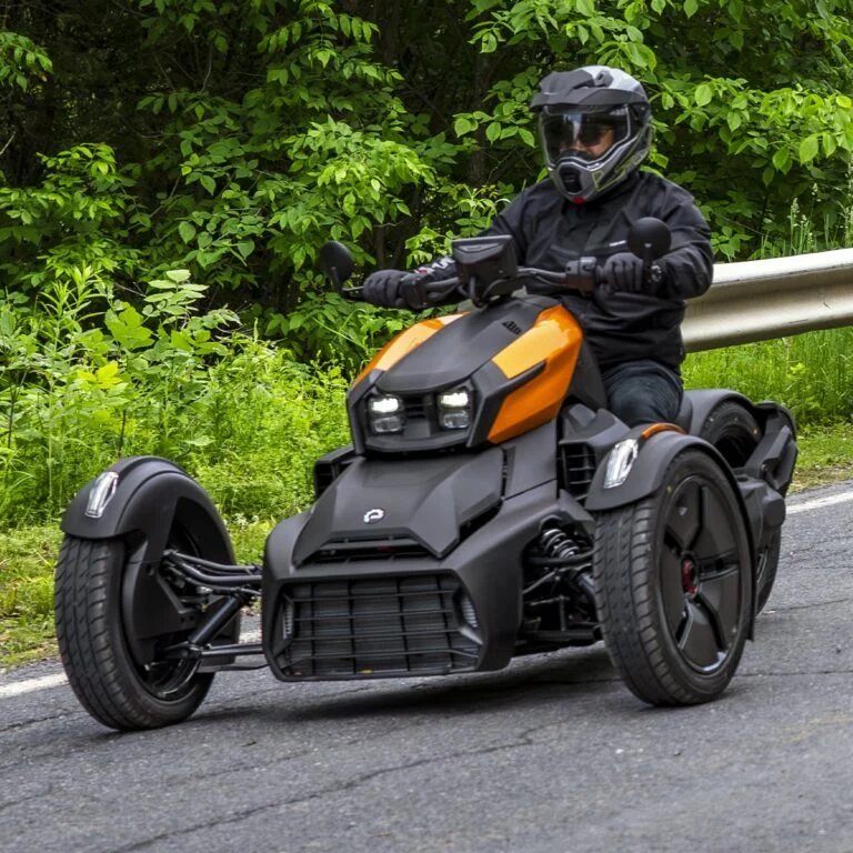 Can-Am Ryker 2027 met oranje panelen tijdens een rit