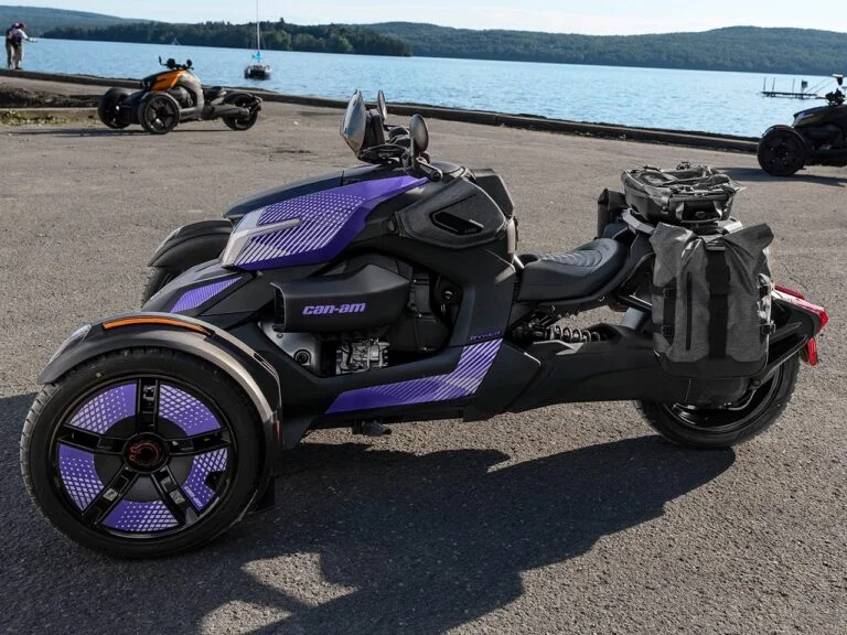 Can-Am Ryker 2027 met optionele bagage, windscherm en gepersonaliseerde panelen