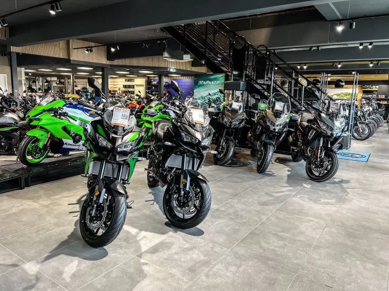 Kawasaki-motoren in de showroom van MotorCity Amsterdam