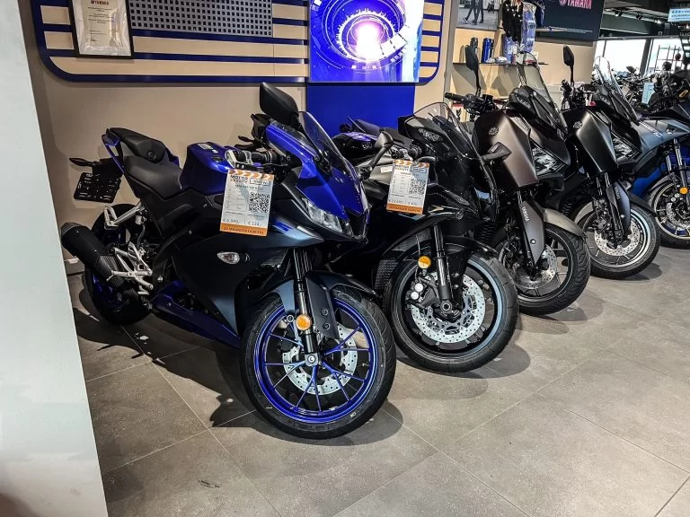 Nieuwe Yamaha-motoren in de showroom van MotorCity Amsterdam
