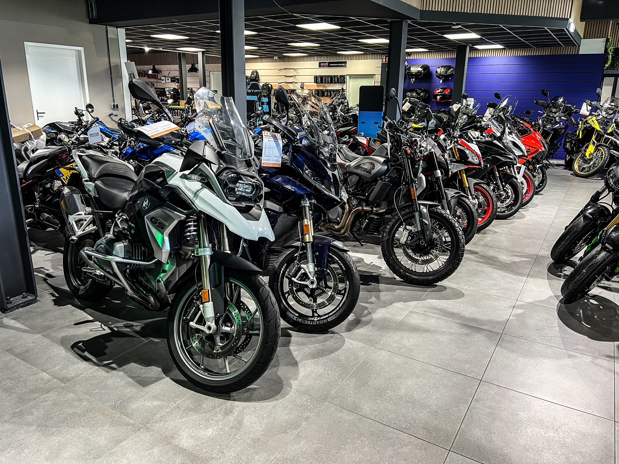 Verschillende gebruikte motoren in de showroom van MotorCity Amsterdam