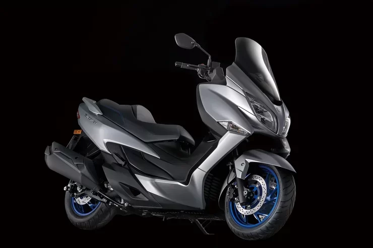 Suzuki Burgmann in een zwarte studio