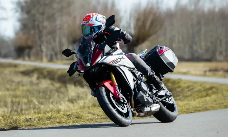 Suzuki rijdend over straat.