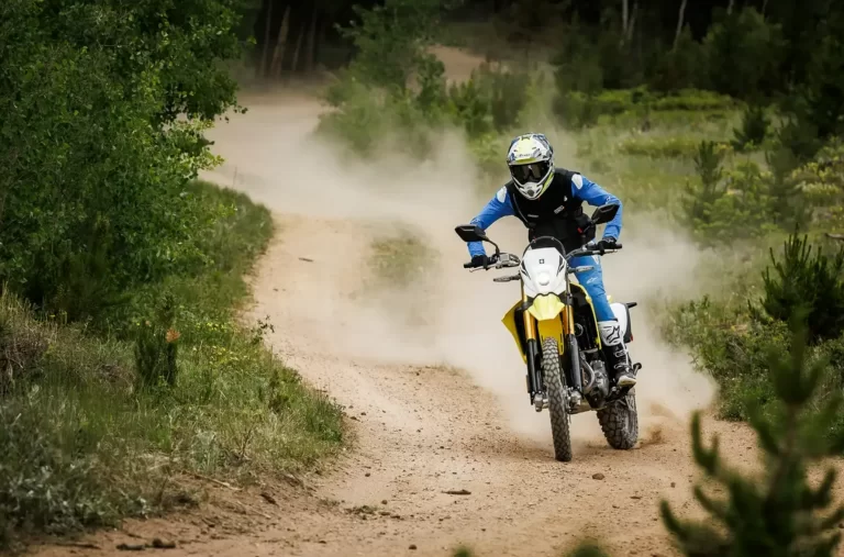 DR-Z4S rijdend over gravel