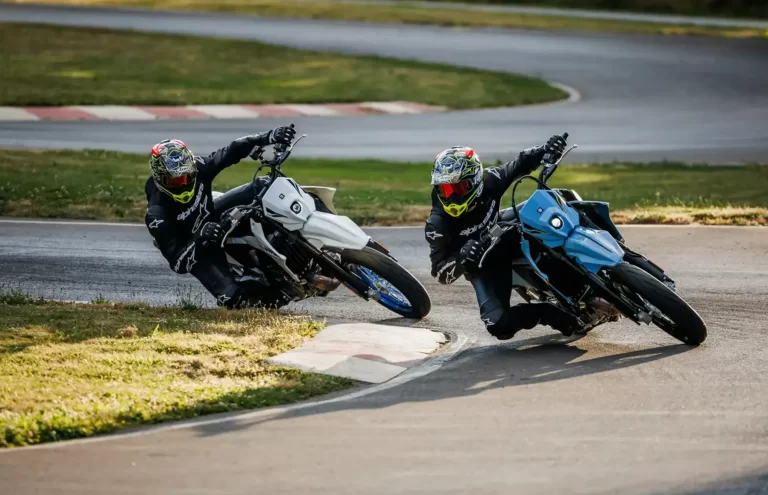 DR-Z4SM rijdend over het circuit