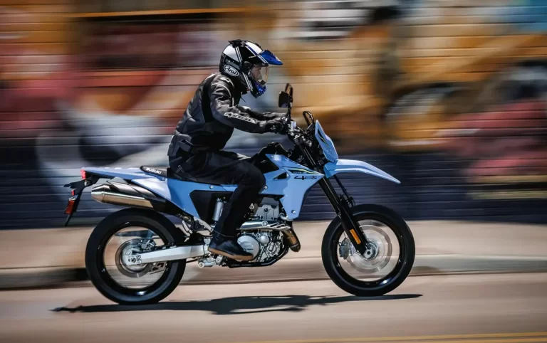 Suzuki motor rijdend over straat