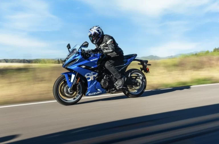 Suzuki motor rijdend over straat.