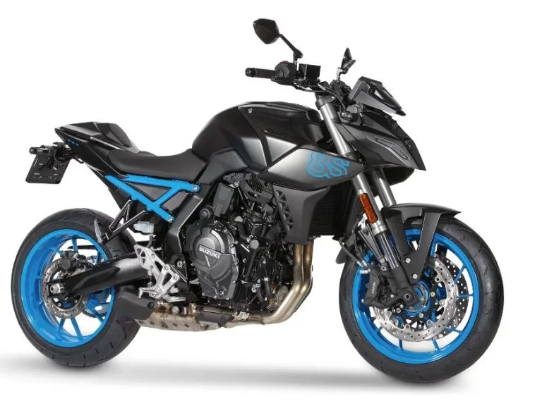 zwarte suzuki naked bike in witte studio