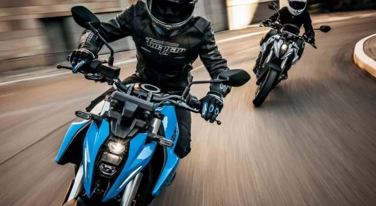 Twee Suzuki naked bikes rijdend achter elkaar over straat