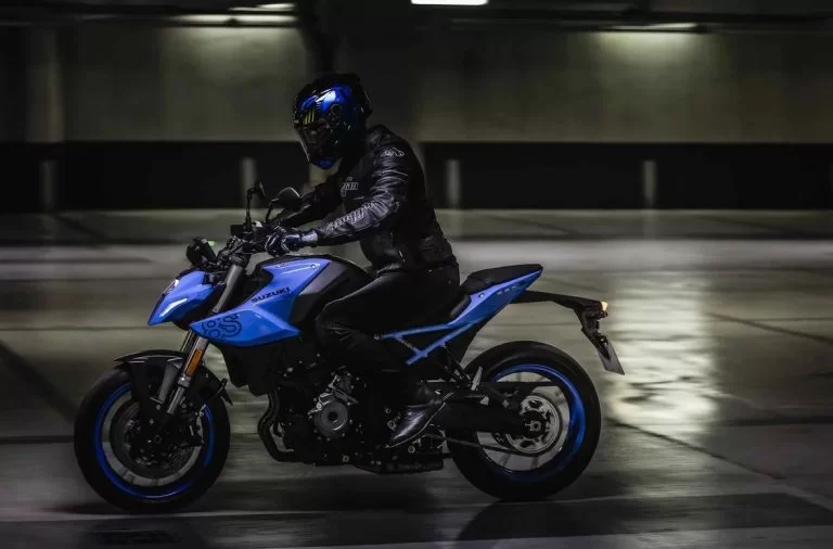 Suzuki naked bike in een parkeergarage