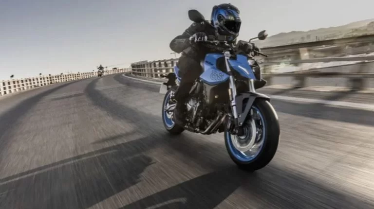 Suzuki naked bike rijdend over straat