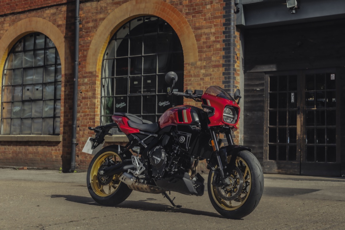 Suzuki GSX-8TT 2027 Candy Daring Red hoofdbeeld