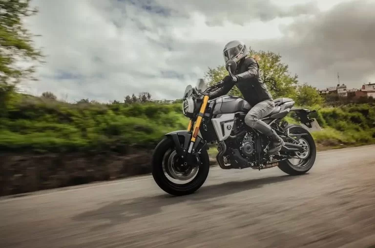 GSX-8T rijdend over straat.