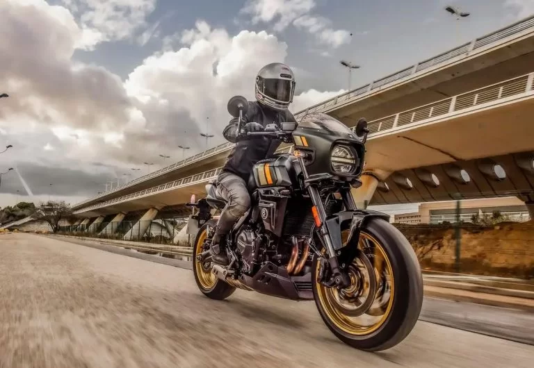 gsx-8tt rijdend over straat