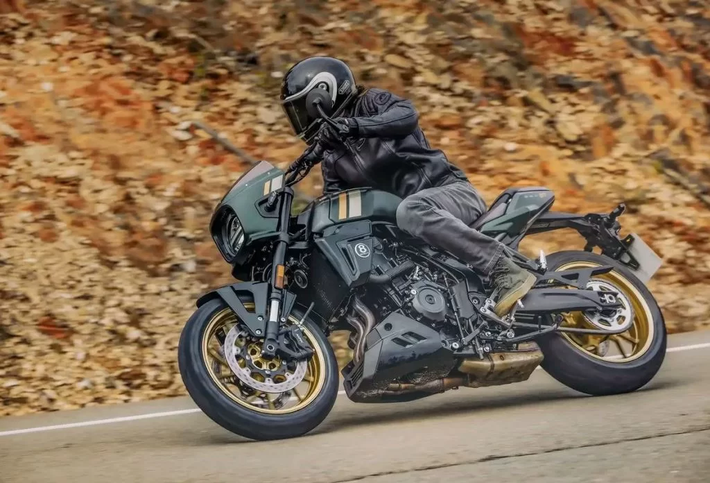 gsx-8tt rijdend over straat