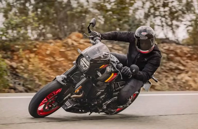 gsx-8tt rijdend over straat