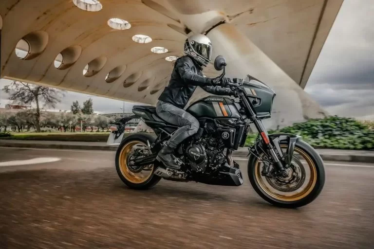 gsx-8tt rijdend over straat