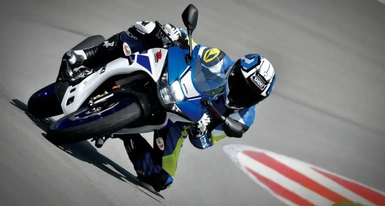 GSX-R125 rijdend over straat