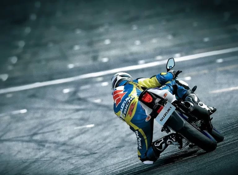 GSX-R125 rijdend over het circuit.