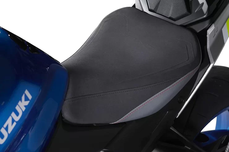 luxe zadel van een Suzuki naked bike