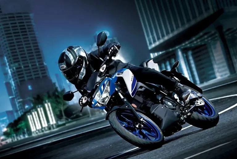 GSX-S125 rijdend over straat.