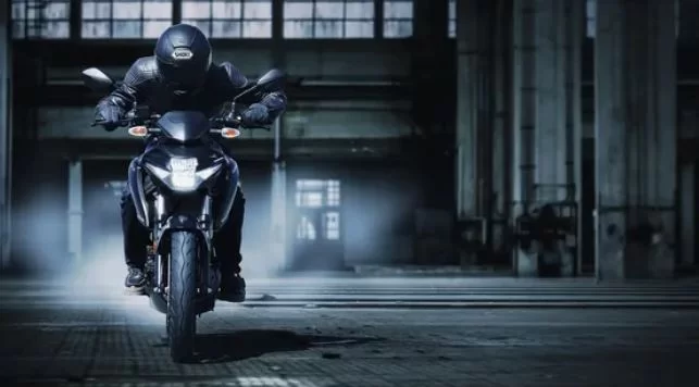 GSX-125 rijdend over straat.