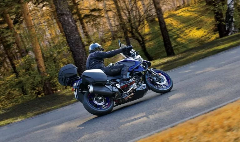 Suzuki V-Strom 1050 DE rijdend op straat.