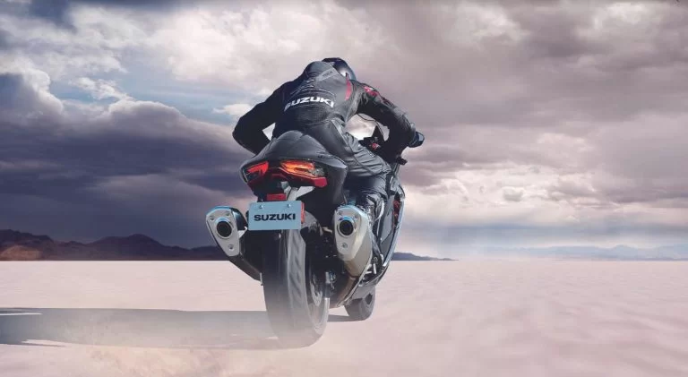 Suzuki Hayabusa rijdend over het zand.